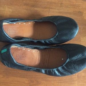 Excellent Condition Black Tiek flats